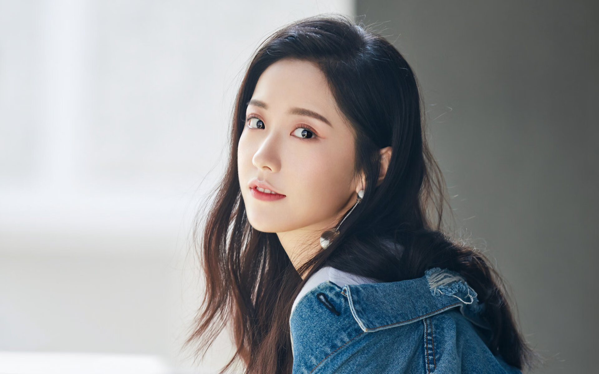 网球名将参加慈善赛事，助力贫困地区青少年，网球协会会长