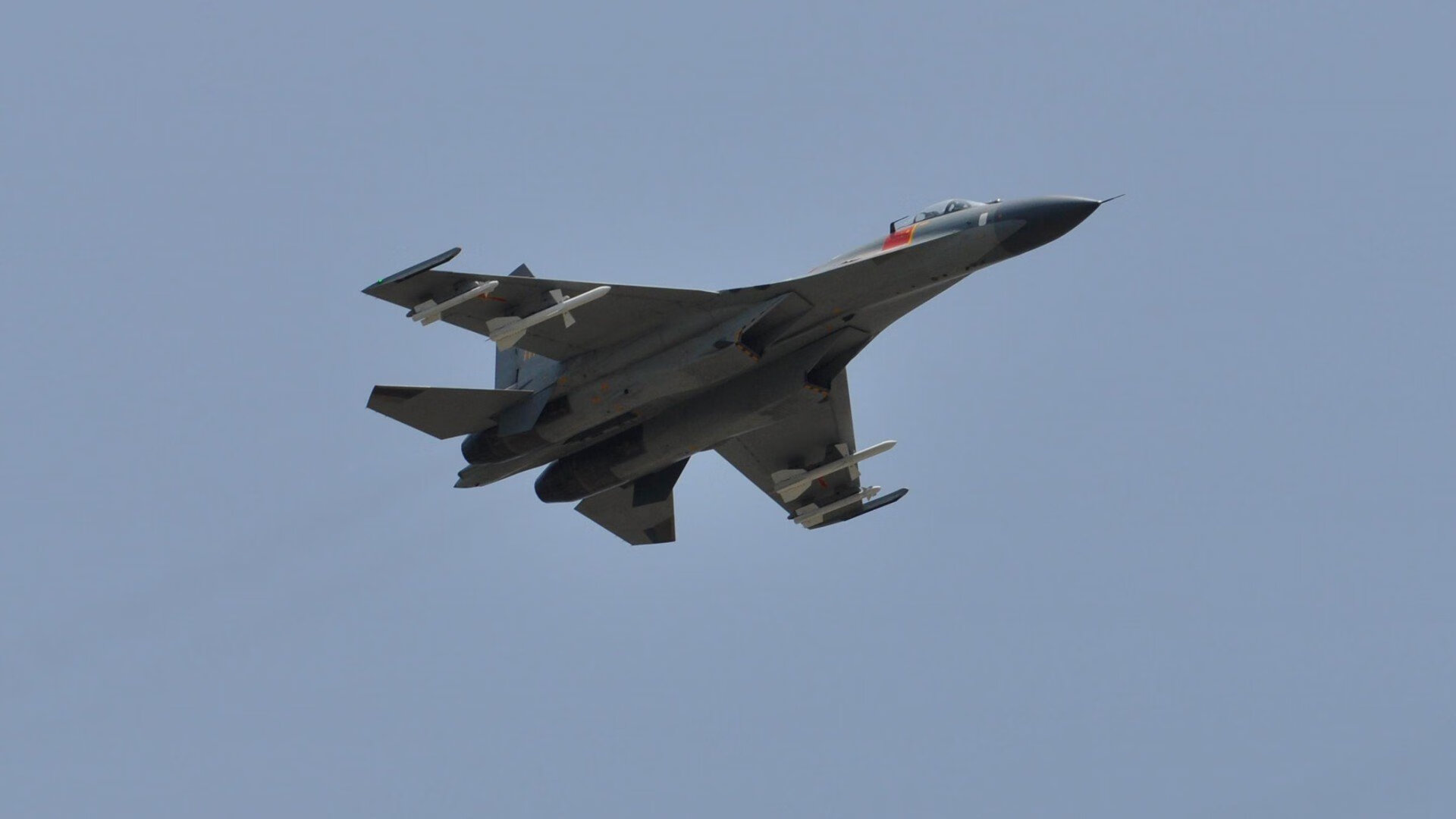 中国足球的场地设施建设标准化，我国足球场地设施建设的现实困境及其破解对策