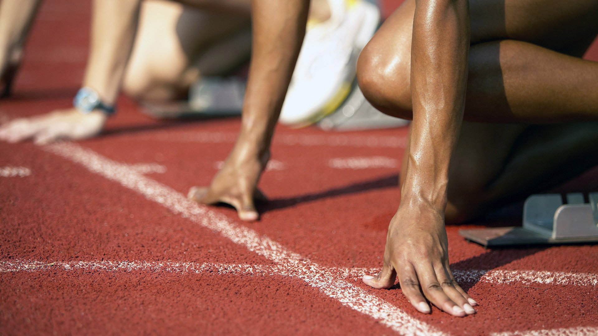 壯觀觀眾席，場外氛圍熱烈，賽事高潮迭起，形容观赛现场观众的词语