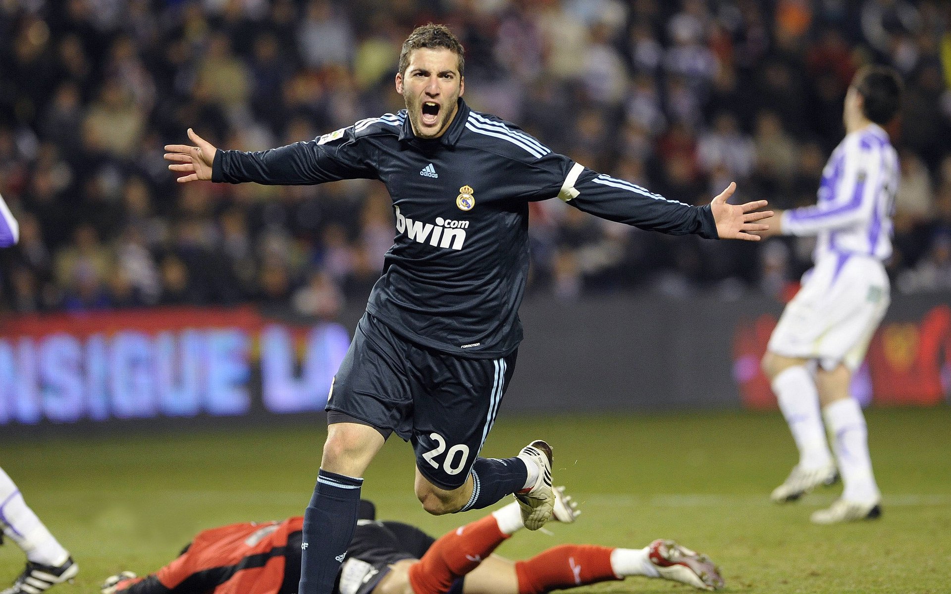 CS2 NaVi状态回暖 小组赛三战全胜，csgo2v2